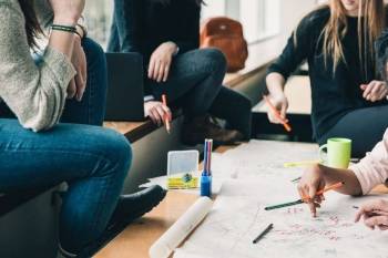 Des étudiants se réunissent.